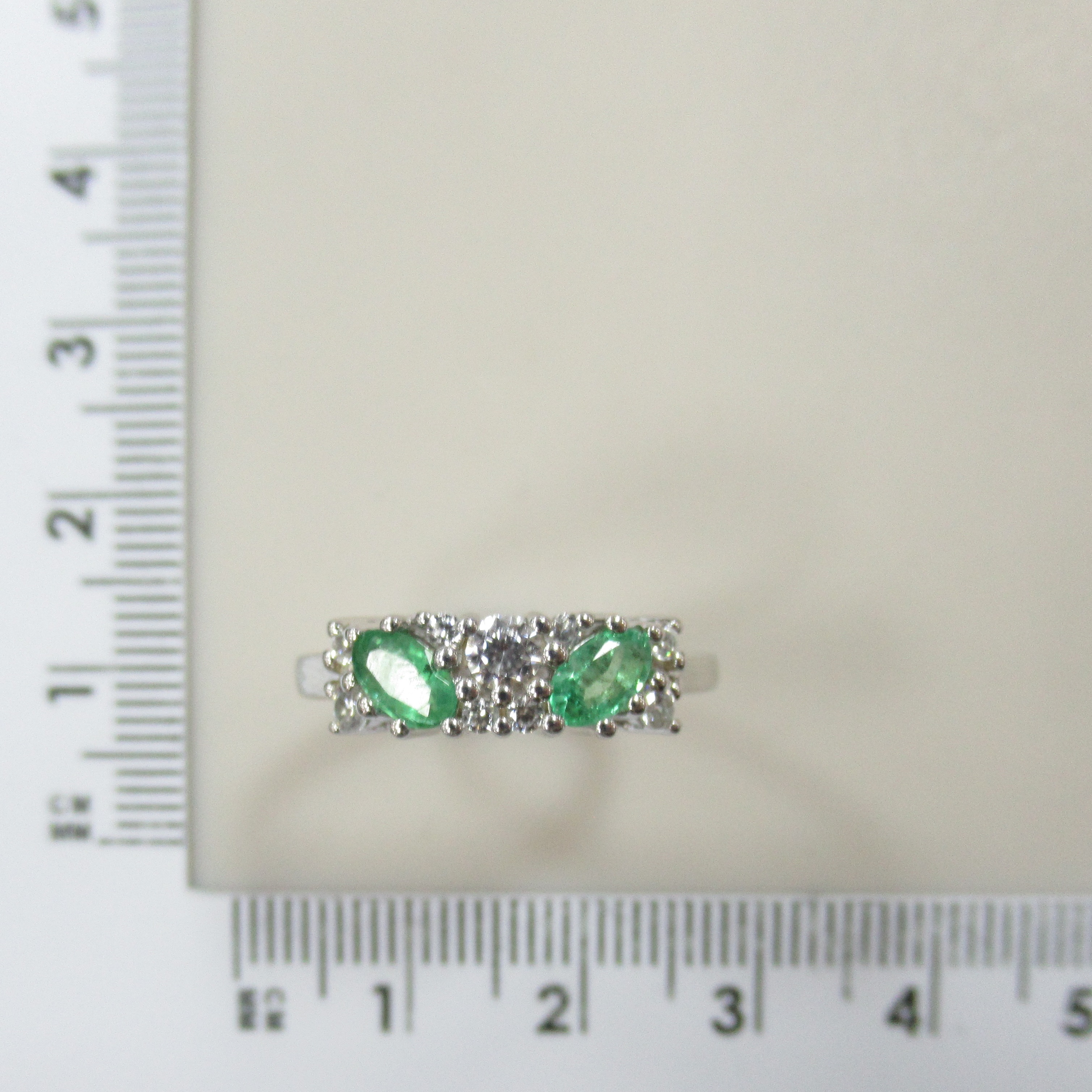 Серебряное кольцо с изумрудами